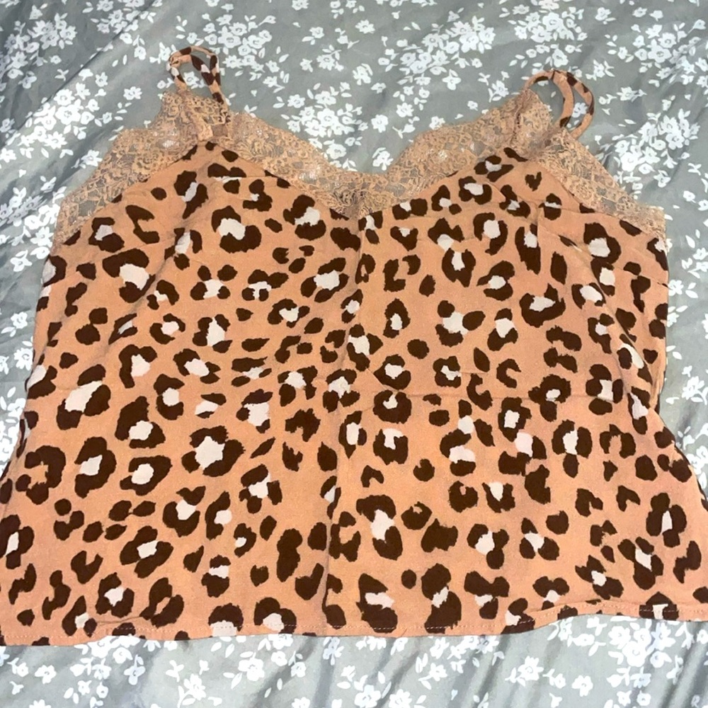 🔵FOREVER 21🥶SIZE SMALL💙 LEOPARD MARKS PEACH AND BROWN COLORED MARKS